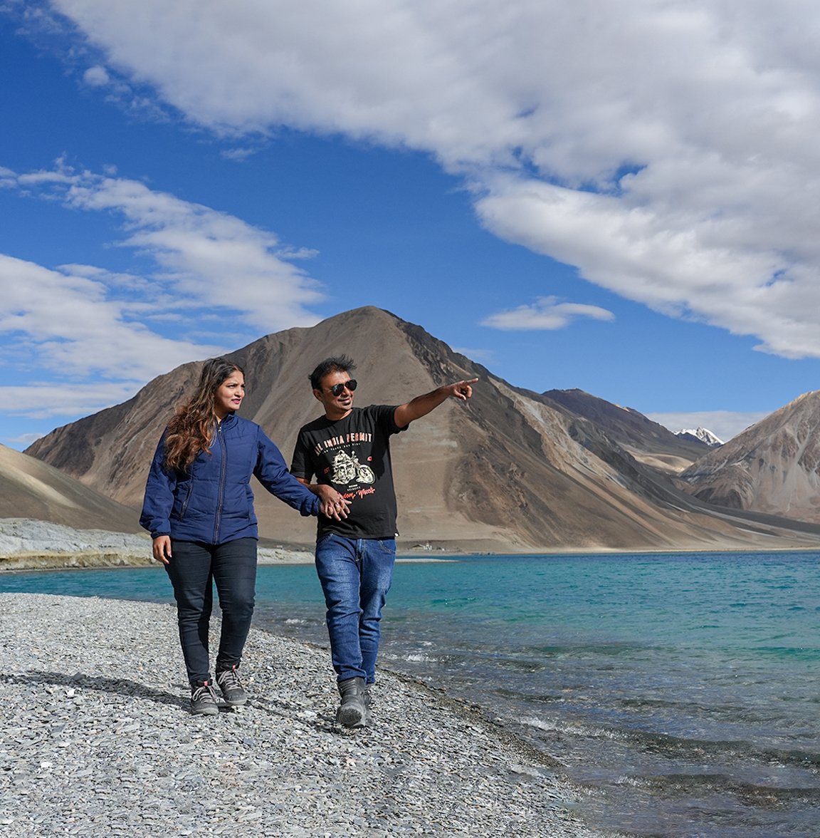 couple at pangong lake