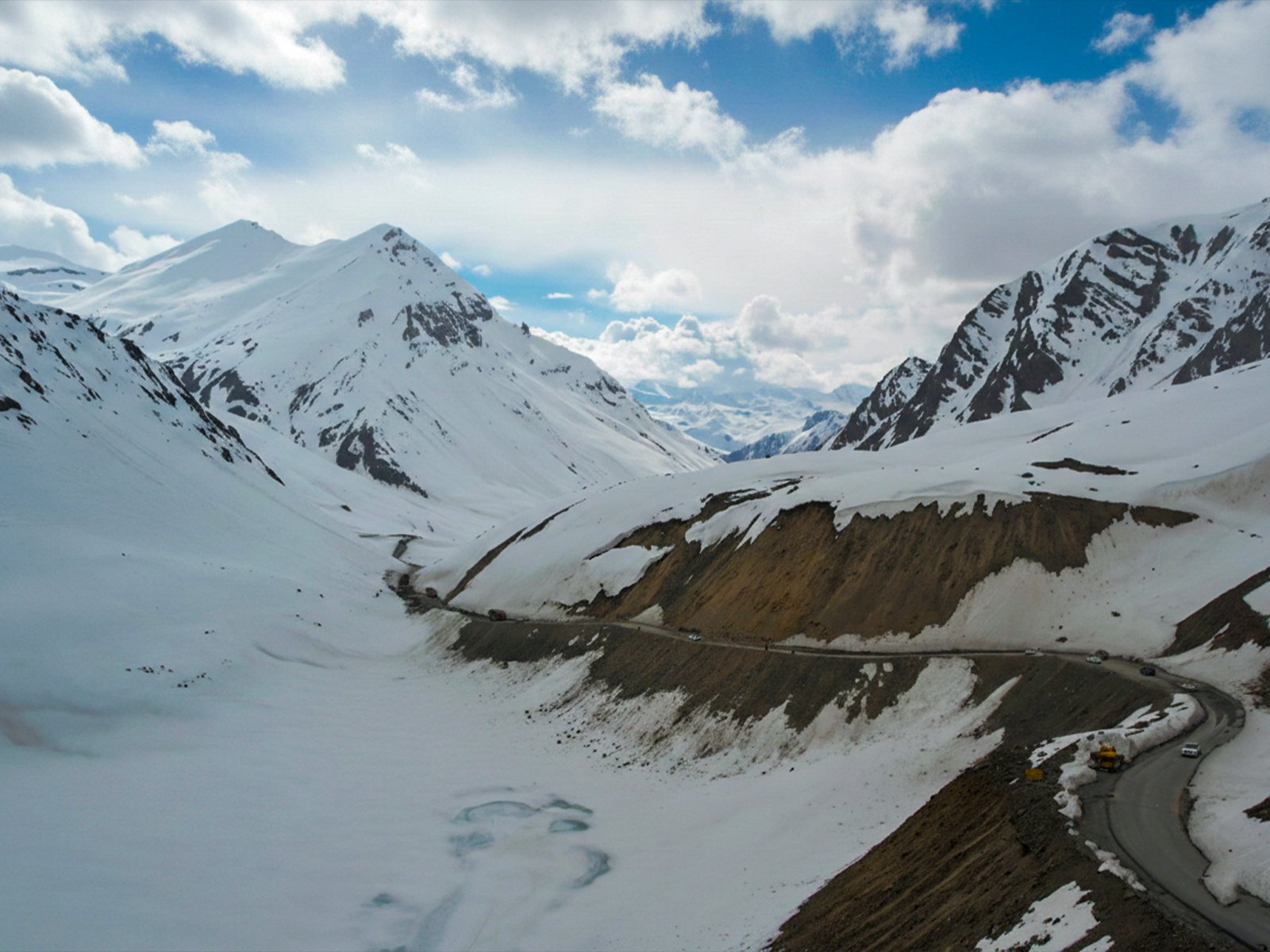 ladakh snow clad mountains